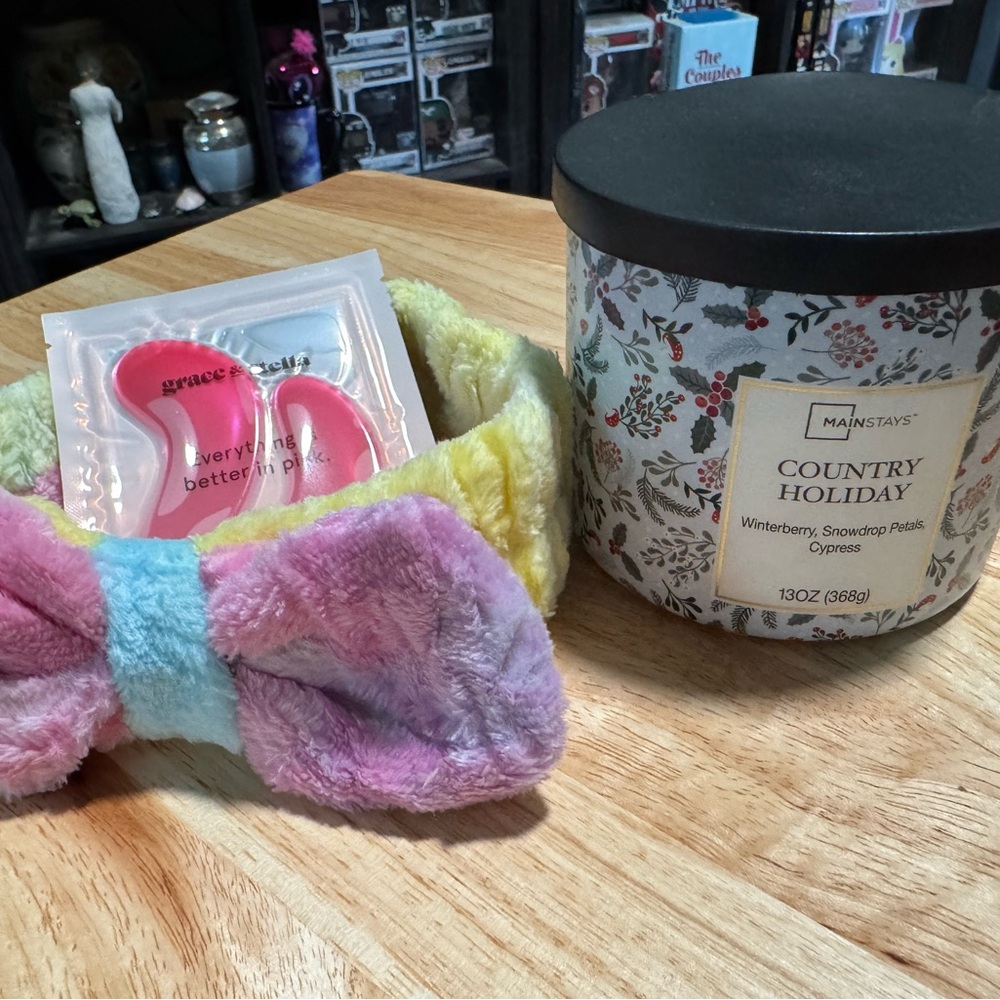 Bundle - Mainstays Country Holiday Candle with self care Accessories